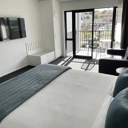 Clearbrook Motel & Serviced Apartments-3