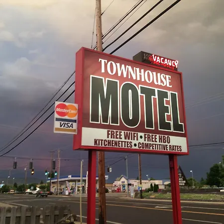 Townhouse Inn & Suites-2