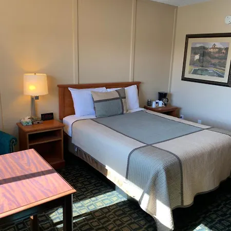 Townhouse Inn & Suites-3