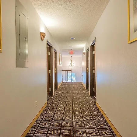 Super 8 By Wyndham Colorado Springs/Chestnut Street-2