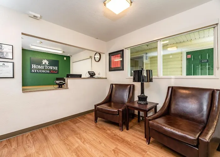 Hometowne Studios By Red Roof Fresno - West