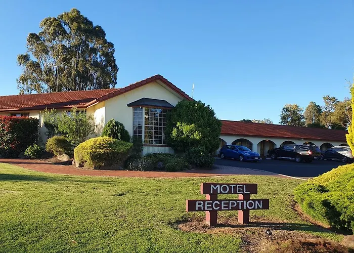 Mcnevins Warwick Motel