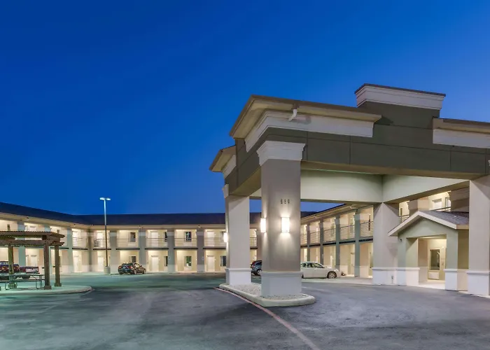 Super 8 By Wyndham Cotulla Tx Motel
