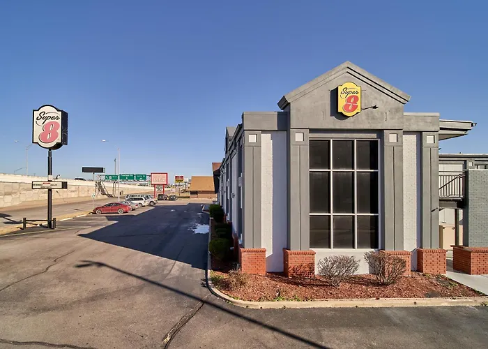 Super 8 By Wyndham Wichita Airport West Kellogg Motel