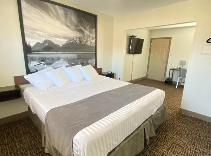 Super 8 By Wyndham Penticton Motel