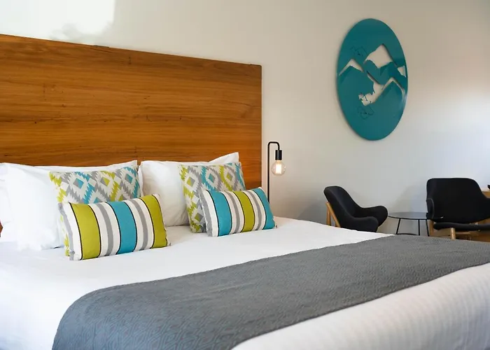 Bright Colonial Motel