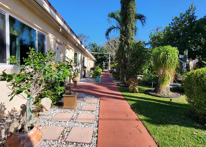 Barefoot Mailman Motel Lantana