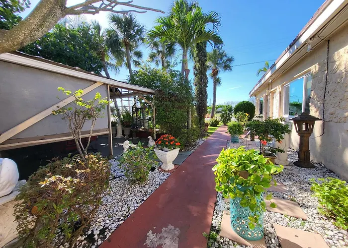 Barefoot Mailman Motel Lantana