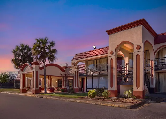 Hometowne Studios By Red Roof Montgomery - Midtown