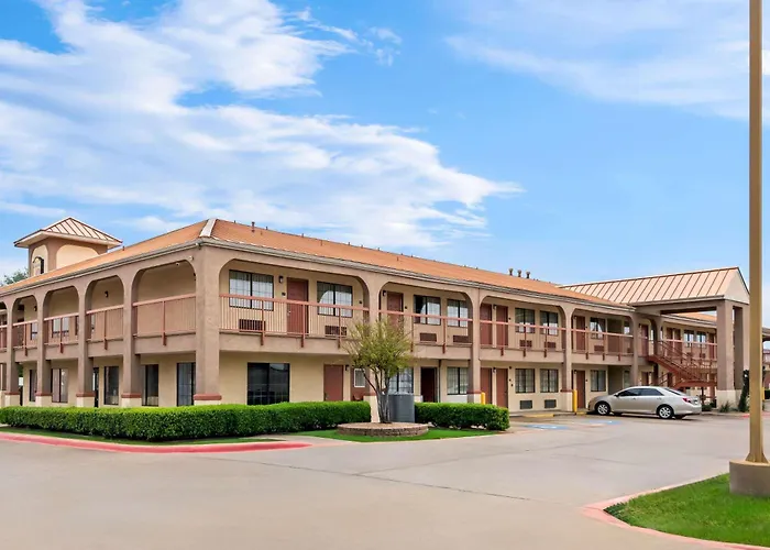 Super 8 By Wyndham Grand Prairie Southwest Motel