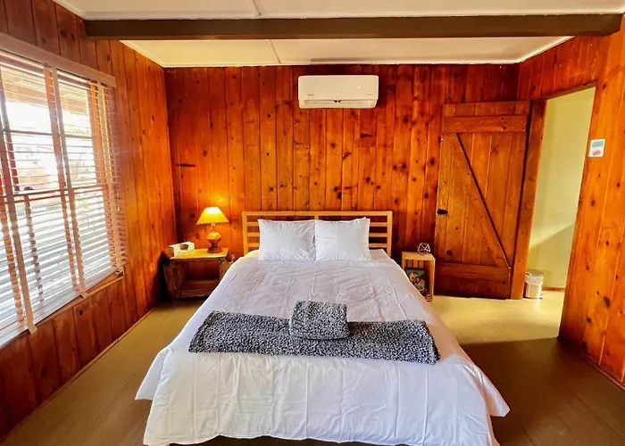Room 5 - Downtown Joshua Tree Motel - Pet Friendly - Walk To Shops & Visitor Center, Minutes To Park Entrance