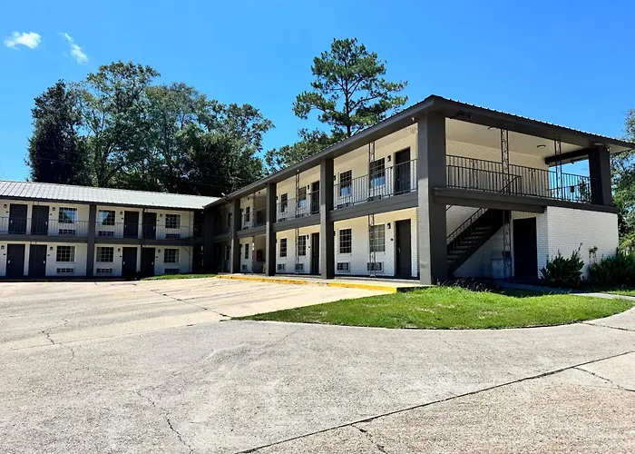 Super 8 By Wyndham Picayune