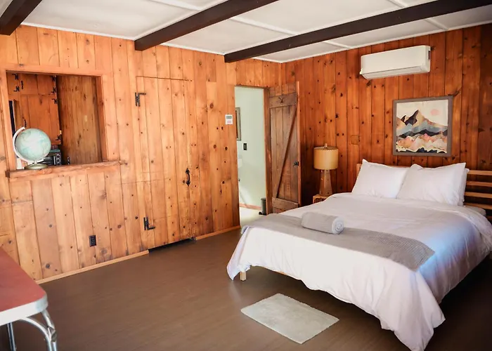 Room 6 - Downtown Joshua Tree Motel - Pet Friendly - Walk To Shops & Visitor Center, Minutes To Park Entrance