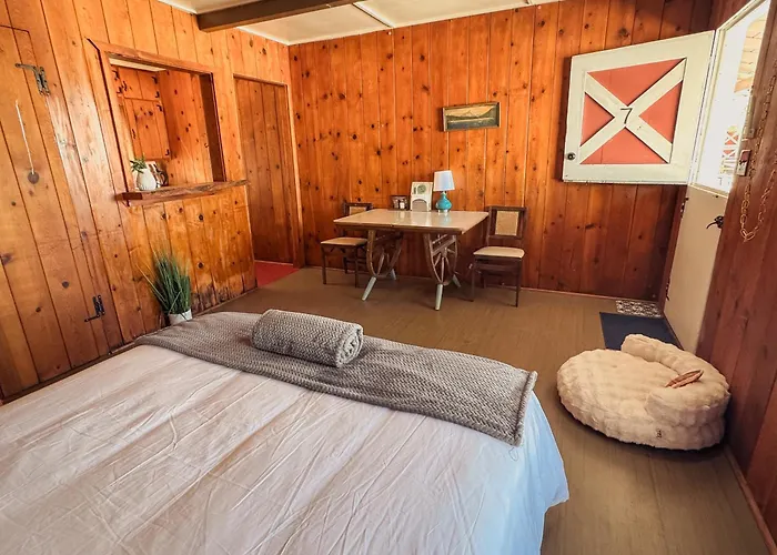 Room 7 - Downtown Joshua Tree Motel - Pet Friendly - Walk To Shops & Visitor Center, Minutes To Park Entrance