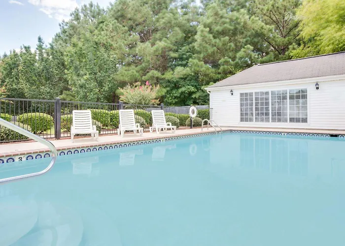 Baymont By Wyndham Ozark Motel