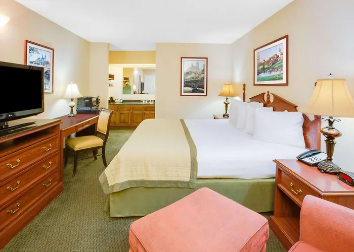 Baymont By Wyndham Ozark Motel
