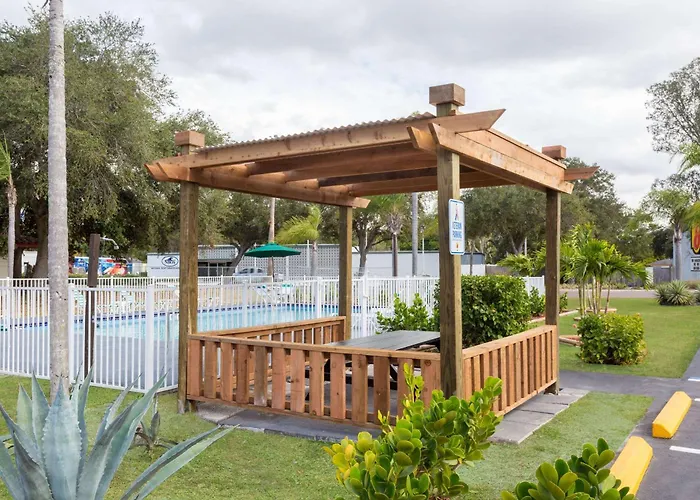 Super 8 By Wyndham Sarasota Near Siesta Key Motel