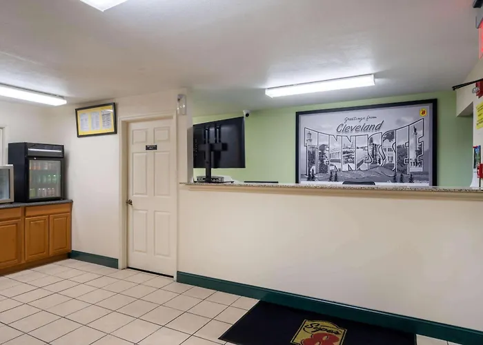 Super 8 By Wyndham Cleveland Motel