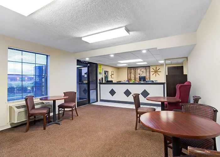 Super 8 By Wyndham Clarksville East
