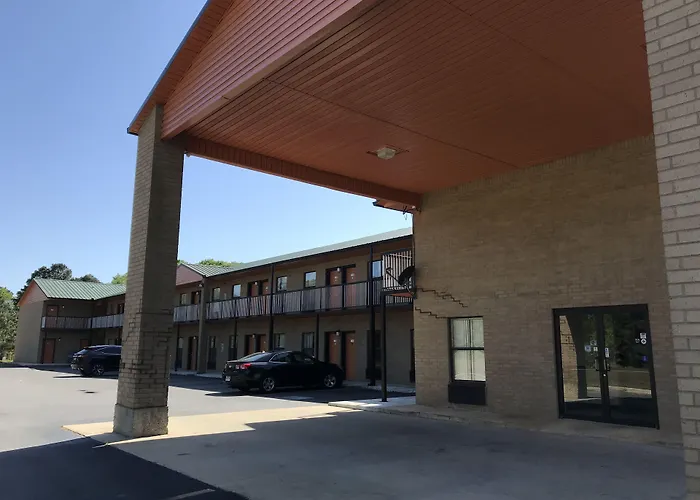 Clairmont Inn & Suites - Warren