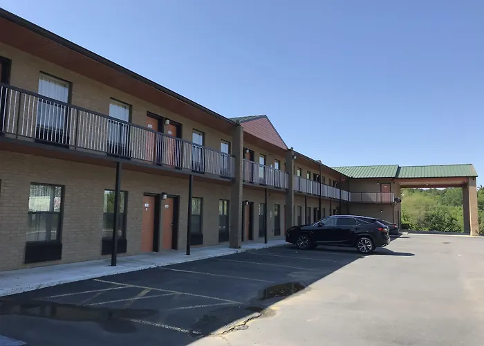 Clairmont Inn & Suites - Warren