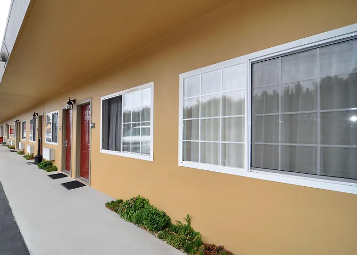 Super 8 By Wyndham Monterey Motel