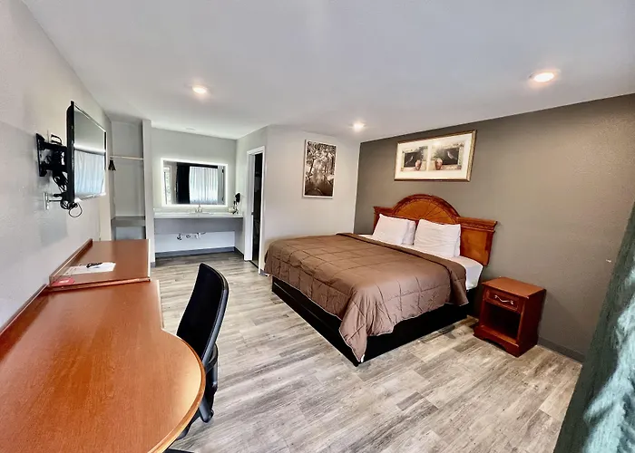 Ozark Inn & Suites