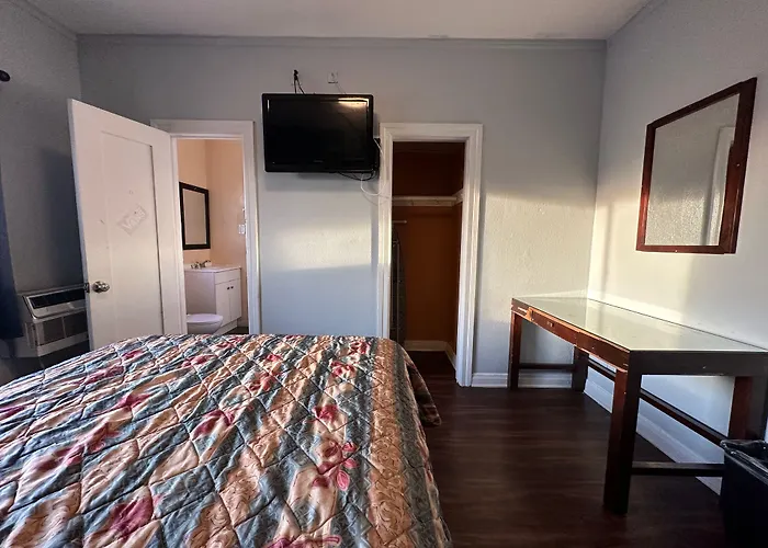 Unity Hotel - No Parking & Rooms Are Upstairs Long Beach