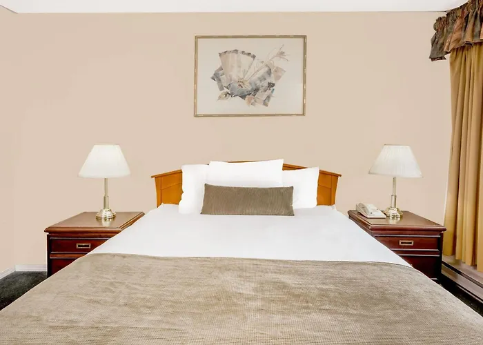 Howard Johnson By Wyndham Downtown Kamloops