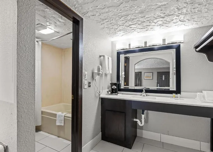 Super 8 By Wyndham Norman West Ok Motel