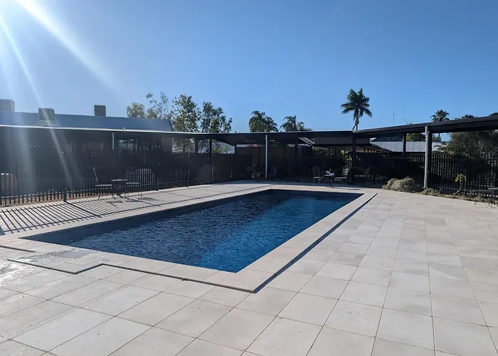 Albert Park Motor Inn - Undercover Parking - King Beds Longreach