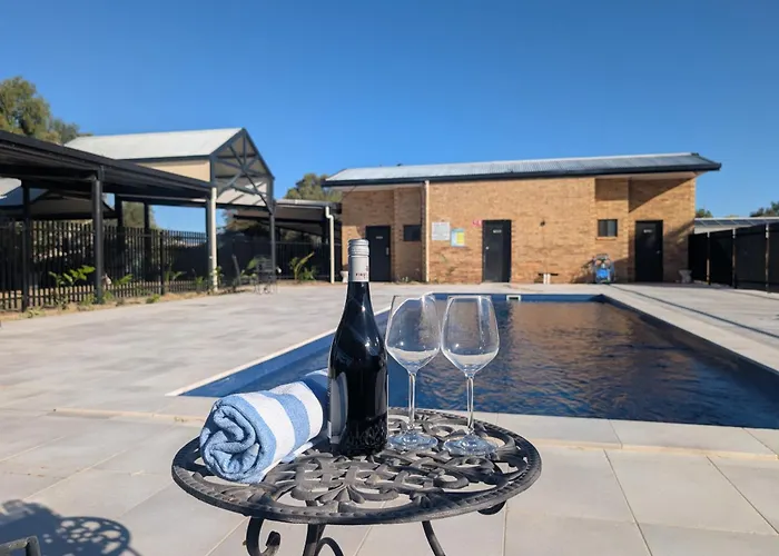 Albert Park Motor Inn - Undercover Parking - King Beds Longreach