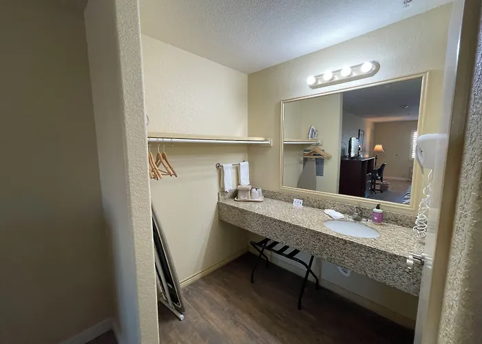 Kenedy Inn And Suites