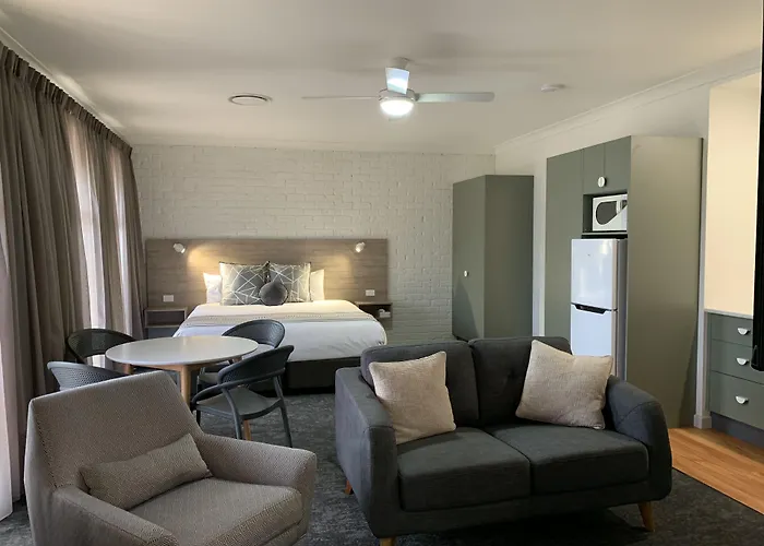 Hamilton Henry Parkes Motor Inn