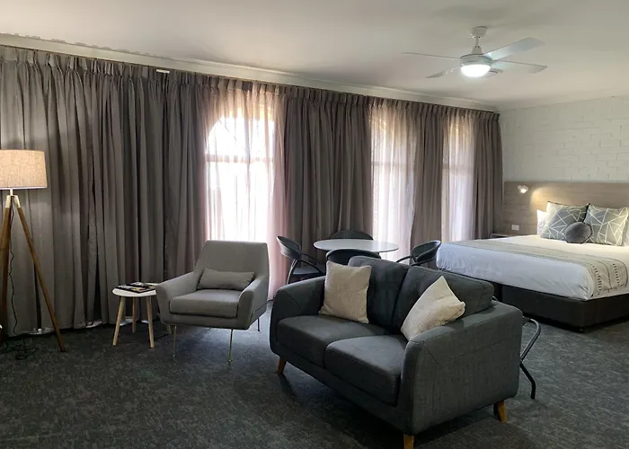 Hamilton Henry Parkes Motor Inn